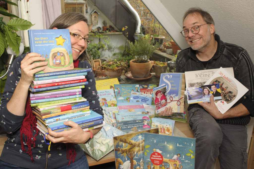 Ole+Tanja mit ihren Büchern und Heften