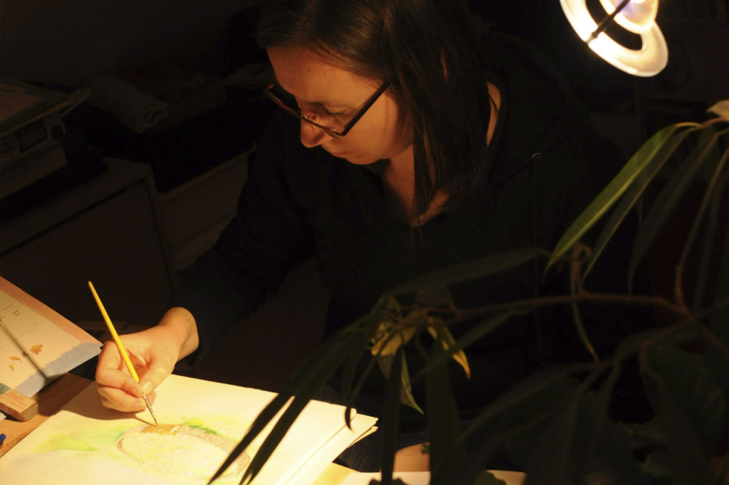 Tanja am Schreibtisch